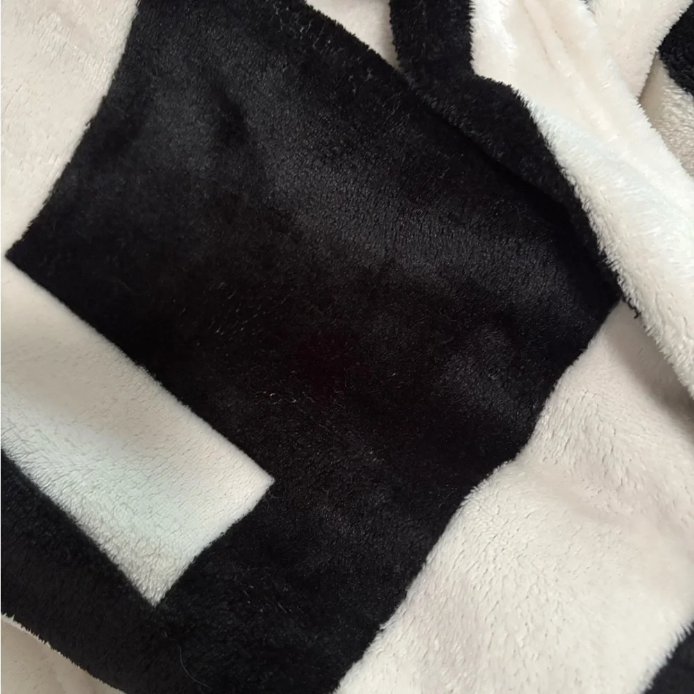 CHANEL Black and White camellia Blanket - Picture 6 of 8